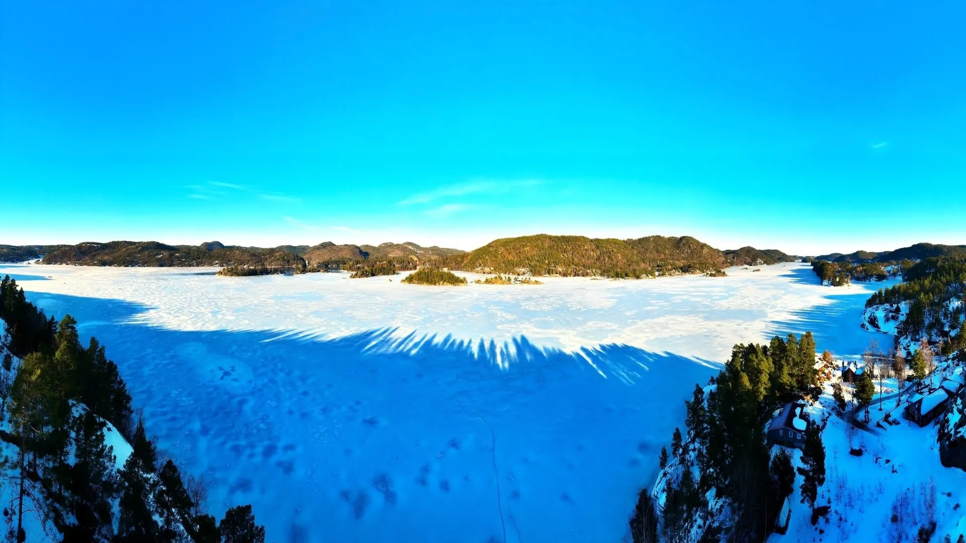 Vinterlandskap ved kysten i Telemark sett fra drone