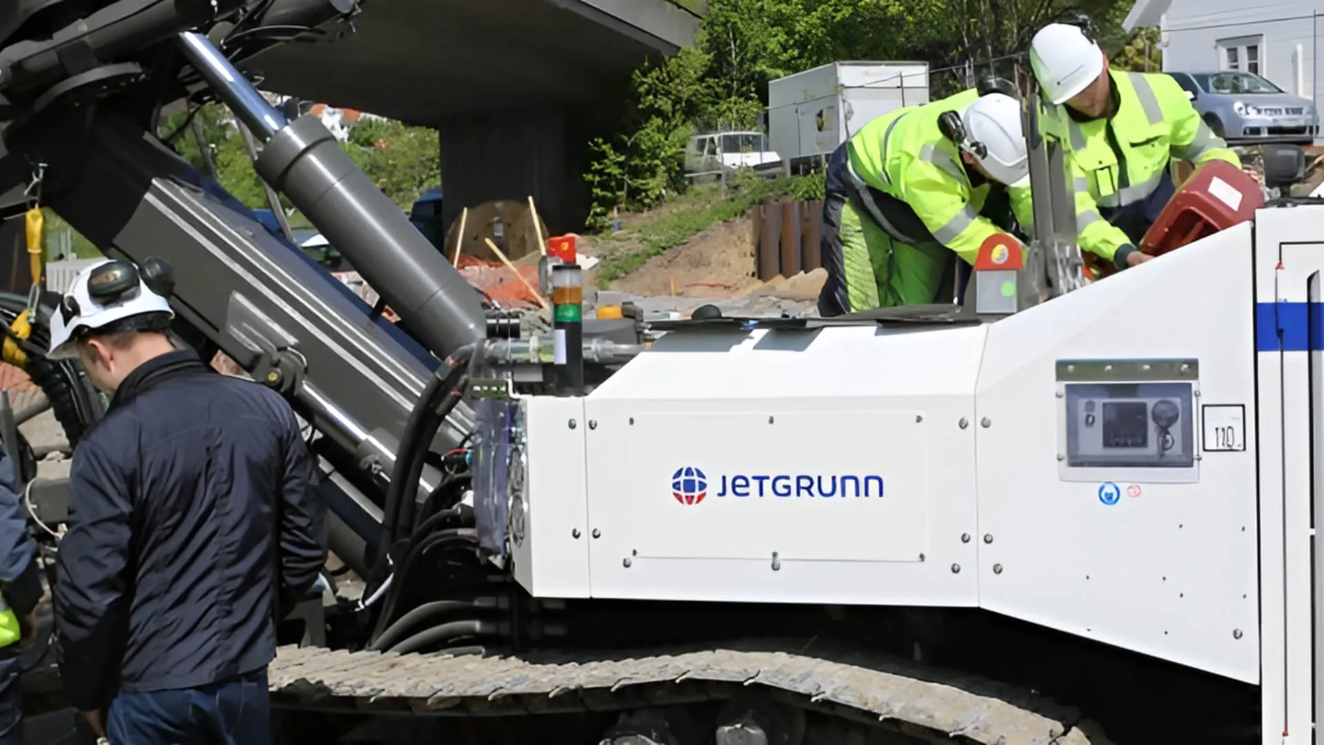 Borerigg for jetgrouting på en anleggsplass med mannskap i arbeidstøy