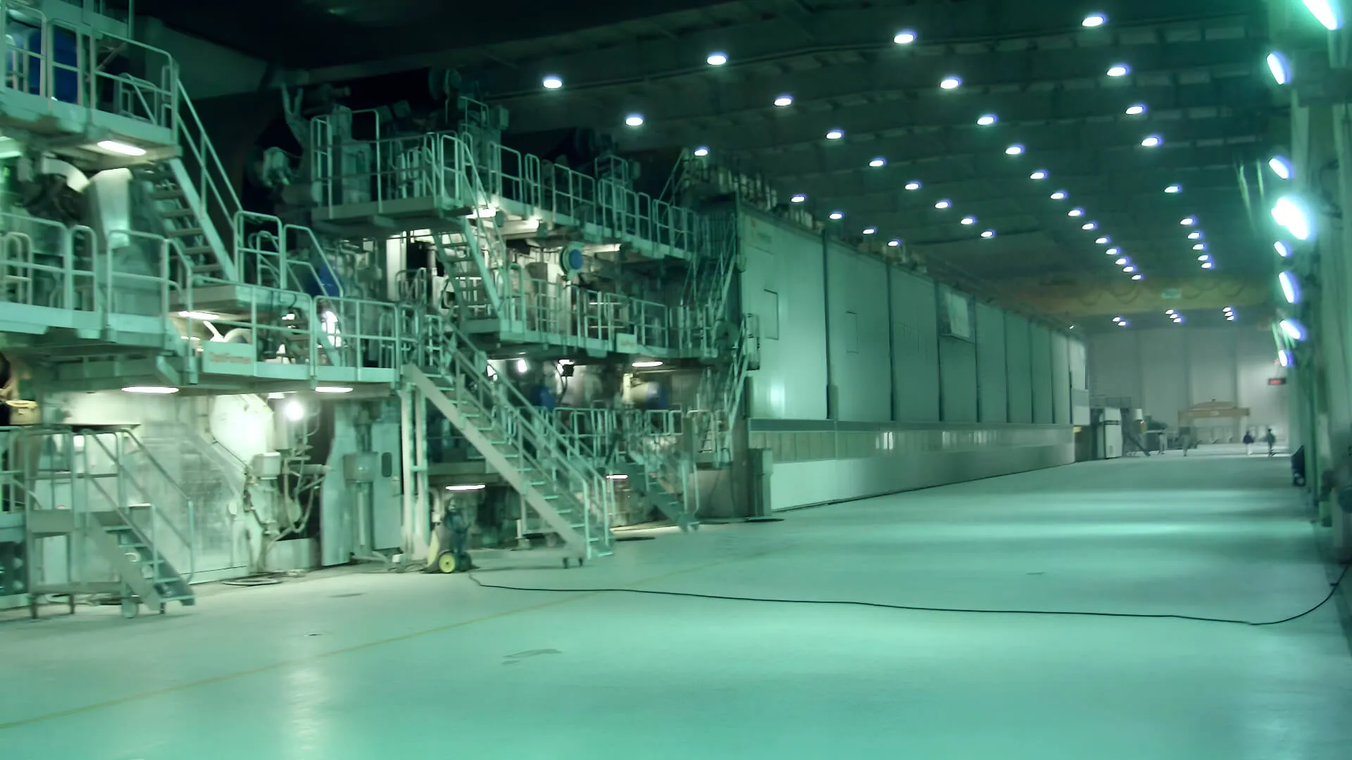 Stor industrihall i en papirfabrikk